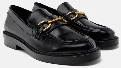 Mocas&iacute;n plano con dise&ntilde;o de hebilla de Zara