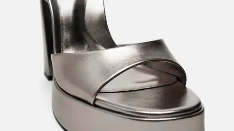 Sandalias metalizadas de plataforma de Zara