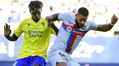 Momo Mbaye pelea con Memphis Depay en un C&aacute;diz CF - FC Barcelona