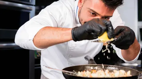 Un cocinero trabajando