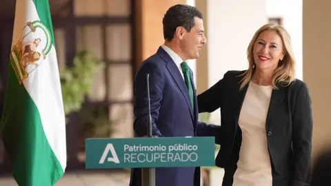 Juanma Moreno y Carolina Espa&ntilde;a