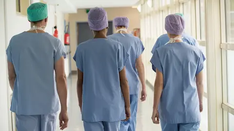 As&iacute; la l&iacute;a en un centro de salud de Granada. Los sanitarios huyen temiendo por su vida