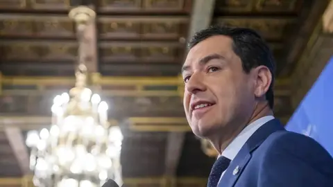 Juanma Moreno avisa a la ministra M&oacute;nica Garc&iacute;a: "Hay que negociar antes de imponer medidas"