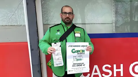 Antonio Arias reparte el premio del Cup&oacute;n Diario en Jerez