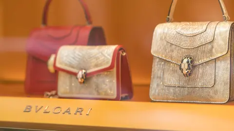 Bolsos Bulgari exhibidos en un escaparate de una tienda Bulgari