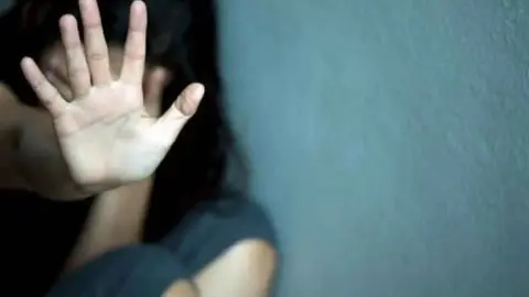 Golpea y amenaza de muerte a sus nietas menores de edad para abusar de ellas en Sevilla