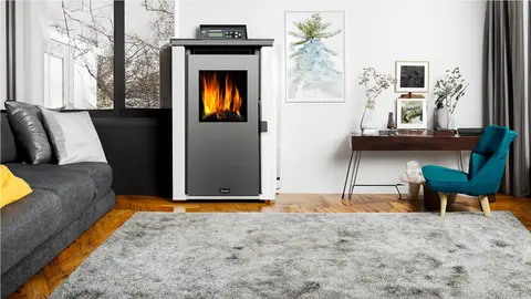Estufa de Pellet Bluebell Lake K7 de Carrefour encendida en sal&oacute;n moderno