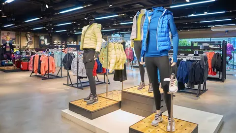 Interior de tienda ADIDAS en temporada invierno