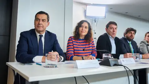 Juanma Moreno pide a Pedro S&aacute;nchez que negocie con el PP temas generales y salga del chantaje