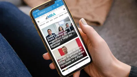 Lectora con la portada de noticias de El MIRA