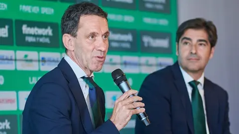 &Aacute;ngel Haro y Ram&oacute;n Planes en la presentaci&oacute;n de Sokratis con el Real Betis | Salvador L&oacute;pez Medina para El MIRA