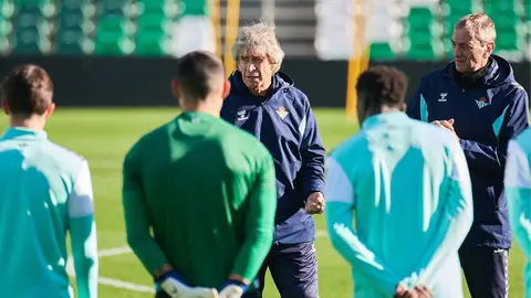 Manuel Pellegrini en el entrenamiento del Real Betis en el Benito Villamar&iacute;n | Salvador L&oacute;pez Medina para El MIRA