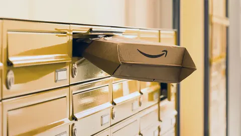 Paquete de Amazon introducido en un buz&oacute;n