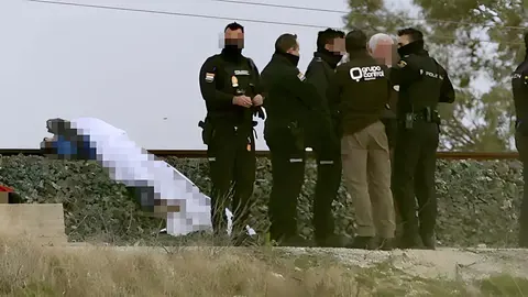 Agentes de la Polic&iacute;a Nacional junto al cad&aacute;ver hallado en Jerez | Cristo Garc&iacute;a