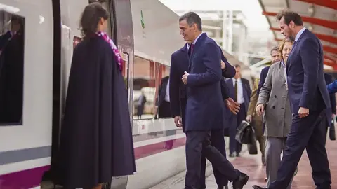 La inacci&oacute;n de Pedro S&aacute;nchez con los trenes al descubierto. "Ha cronificado el caos del AVE"