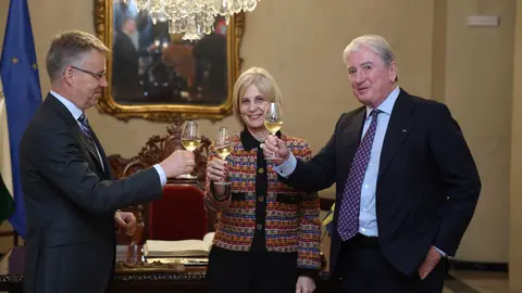 El embajador de Suecia en Espa&ntilde;a, Teppo Tauriainen, Garc&iacute;a-Pelayo y Pedro Rebuelta | Cristo Garc&iacute;a