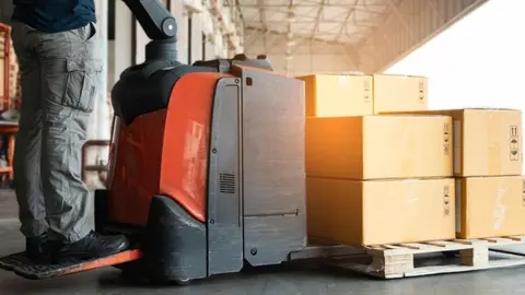 Un trabajador pierde la vida tras caerle encima un palet en Estepona