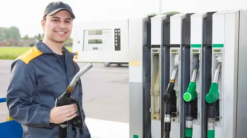 Un vendedor en una gasolinera