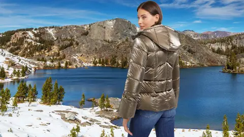 Mujer con Plum&iacute;fero efecto laminado espejo de GUESS con fondo de monta&ntilde;as de Sierra Nevada, Granada