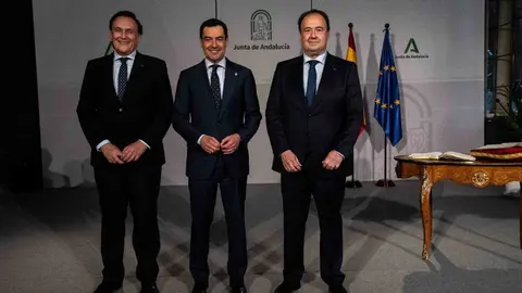 Juanma Moreno en la toma de Casimiro Mantell como nuevo rector de la UCA