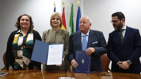 Firma del convenio con la FAEC | Cristo Garc&iacute;a