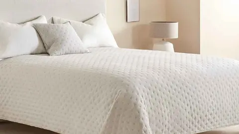 Edred&oacute;n acolchado de puntos de Zara Home
