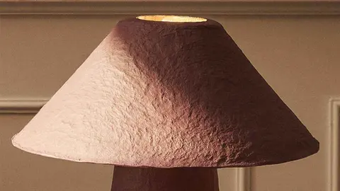 L&aacute;mpara de mesa de papel mach&eacute; de Zara Home
