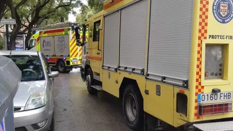 Bomberos actuando en la Avenida Cruz Roja
