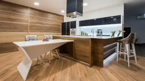 Interior de cocina moderna de muebles de madera