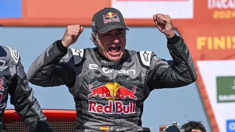 Carlos Sainz celebra su victoria en el Dakar