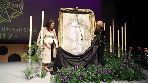 Inmaculada Pe&ntilde;a y Mar&iacute;a Jos&eacute; Garc&iacute;a-Pelayo descubren el cartel | Imagen: Cristo Garc&iacute;a para El MIRA