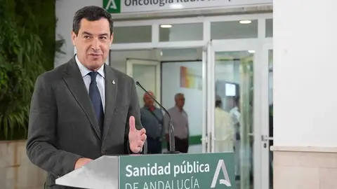 Juanma Moreno presume de sanidad p&uacute;blica andaluza