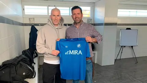 Zinedine Zidane posa con la camiseta del Xerez Deportivo FC junto a Jes&uacute;s Viloita, presidente del club