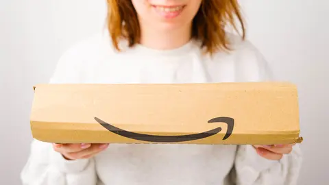 Mujer recibe paquete de pedido de Amazon