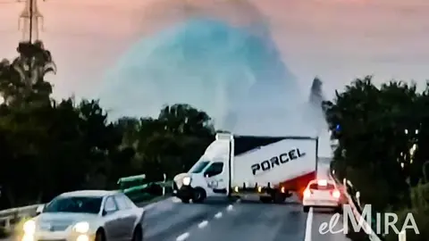 Una columna de agua aparece por sorpresa en El Portal, entre Jerez y El Puerto