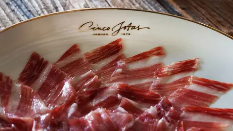 Jam&oacute;n ib&eacute;rico loncheado de Cinco Jotas