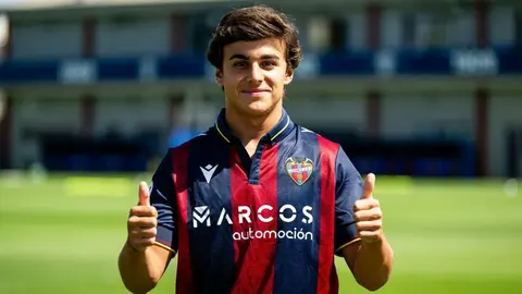 Carlos &Aacute;lvarez, jugador del Levante UD y canterano del Sevilla FC