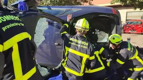 Un conductor choca contra un bolardo y vuelca su veh&iacute;culo en Algeciras