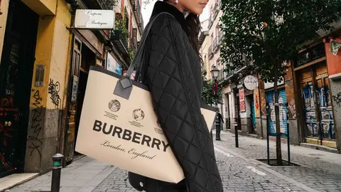 Mujer posa con moda Burberry en el barrio de Malasa&ntilde;a en Madrid