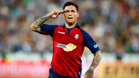 Chimy &Aacute;vila celebra un gol con el CA Osasuna