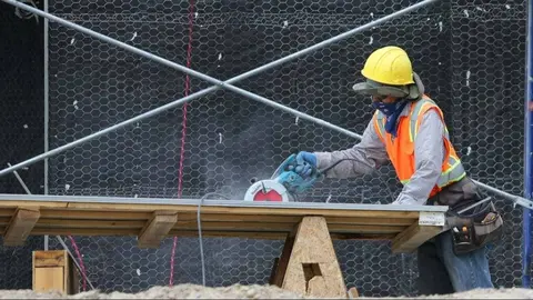Un joven se precipita desde una quinta planta cuando trabajaba en una obra en Granada