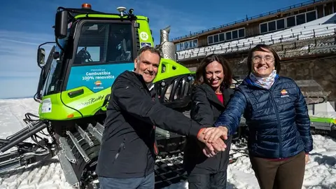Un momento de la firma del acuerdo para implantar combustibles 100% renovables en sus m&aacute;quinas pisapistas