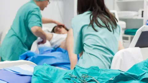 La Junta de Andaluc&iacute;a comienza a renovar los 7.000 contratos eventuales de los sanitarios