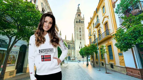Sudadera Geographical Norway en color blanco, de fondo la Giralda de Sevilla