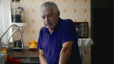 Hombre preocupado en su casa