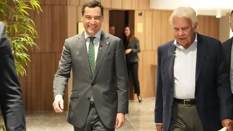 Juanma Moreno: "Felipe Gonz&aacute;lez es un ejemplo de experiencia, sosiego y esp&iacute;ritu constructivo"