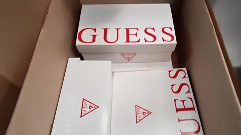Caja de calzado de GUESS