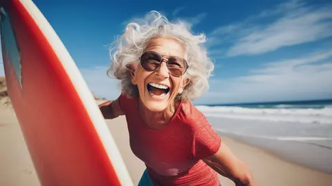 Mujer adulta en jornada de aprendizaje de Surf en la playa
