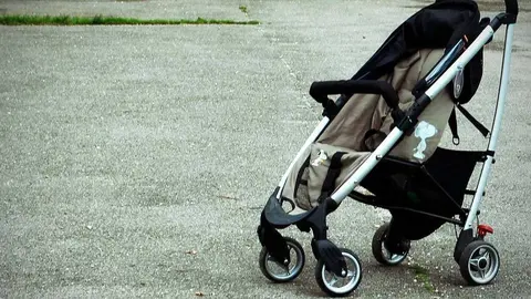 Atropellada una mujer por un patinete cuando cruzaba con un carrito de beb&eacute; en C&aacute;diz