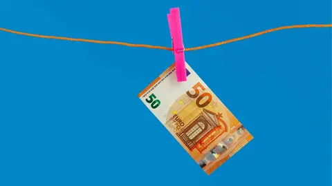 Billete de 50 euros colgado con una pinza en un tendedero
